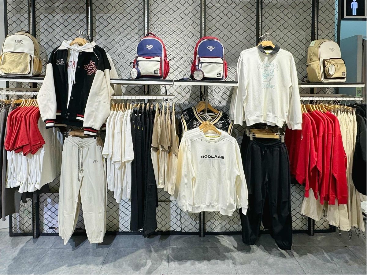 Một cửa hàng thời trang nam với phong cách đường phố trẻ trung và năng động