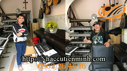 Khách hàng đang trải nghiệm đàn organ tại cửa hàng nhạc cụ