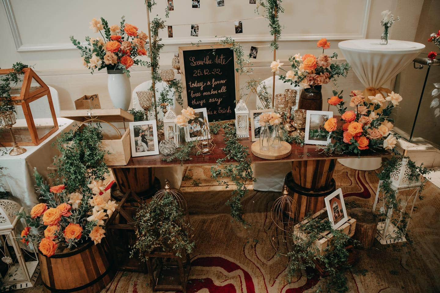 Cặp đôi cùng nhau lựa chọn phong cách trang trí đám cưới yêu thích