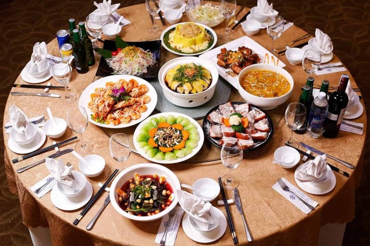 Bàn tiệc tất niên được chuẩn bị kỹ lưỡng phù hợp với ngân sách và số lượng khách mời