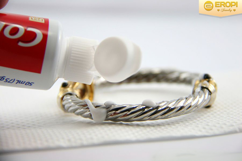 Vệ sinh trang sức bạc bằng kem đánh răng và bàn chải mềm