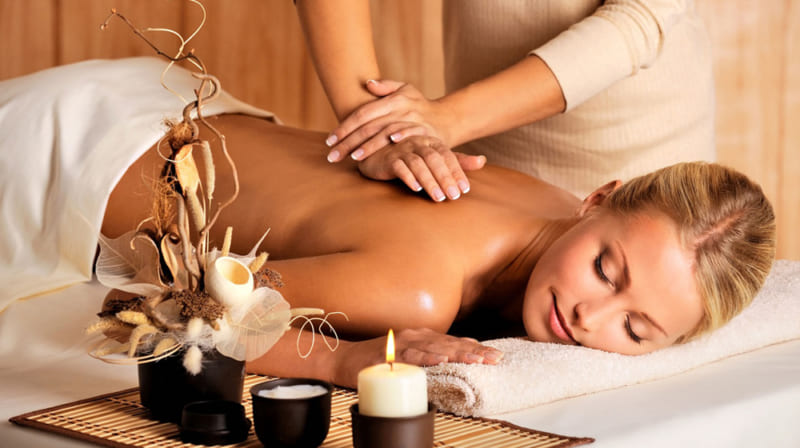 Khách hàng tận hưởng dịch vụ massage thư giãn tại một spa cao cấp ở TPHCM
