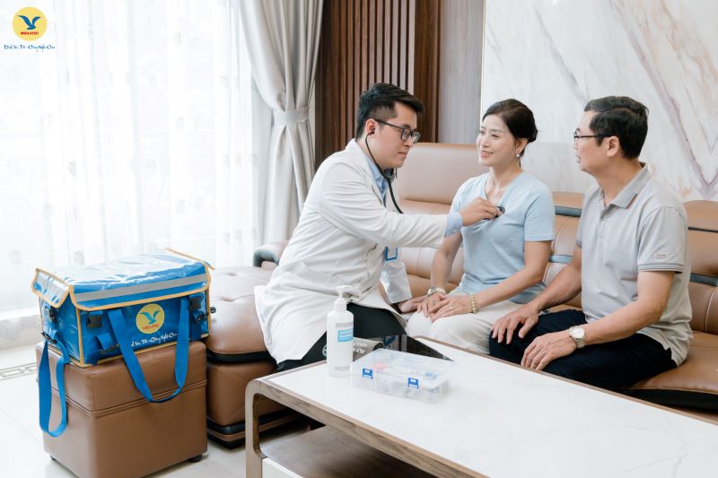 Người thân cùng nhau thảo luận và lập danh sách các nhu cầu chăm sóc người bệnh tại nhà