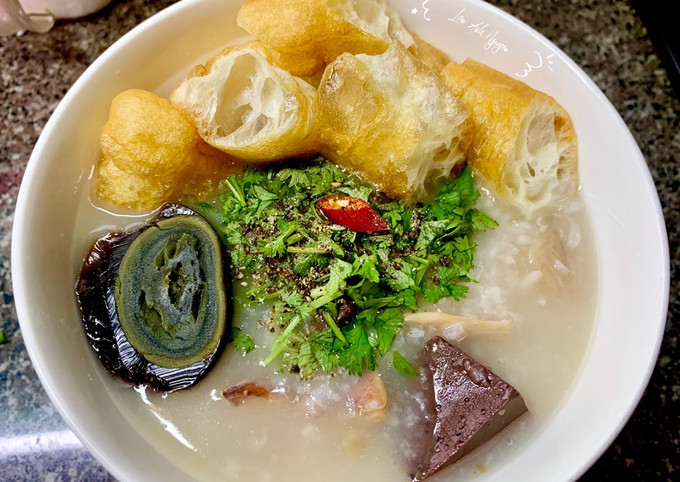 Tô cháo mực trứng nóng hổi với tiêu xanh kích thích vị giác