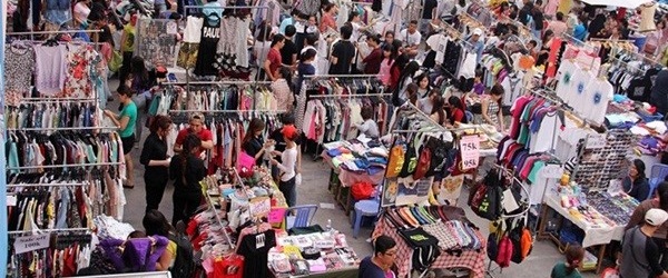 Các gian hàng đồ thủ công luôn thu hút sự chú ý bởi sự tỉ mỉ và độc đáo