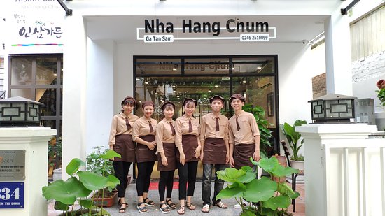 Nhân viên phục vụ chu đáo mang đến trải nghiệm tốt cho khách hàng