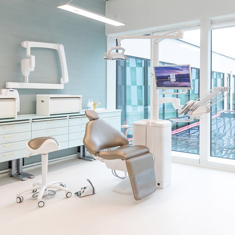 Phòng khám nha khoa hiện đại với đầy đủ trang thiết bị hỗ trợ điều trị