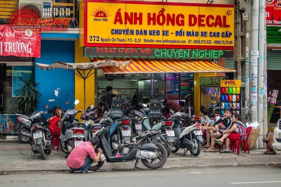 Thợ dán decal chuyên nghiệp đang thực hiện dán decal lên xe máy