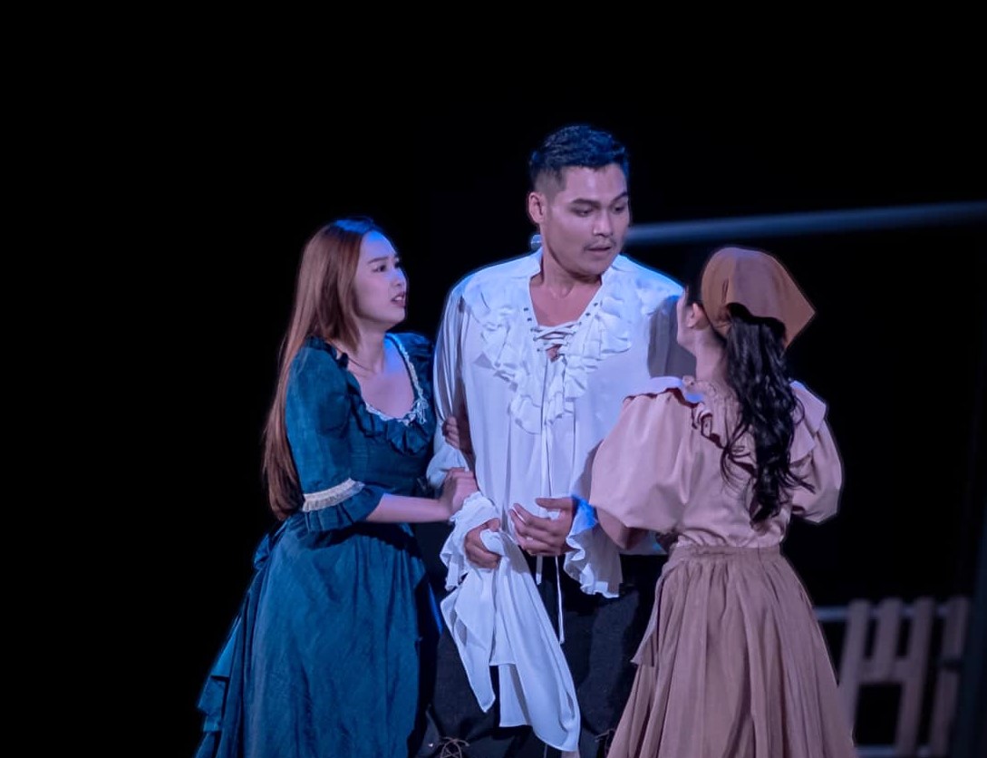 Hình ảnh một diễn viên trẻ đang nhập vai trên sân khấu thể hiện sự đam mê và nhiệt huyết với nghề