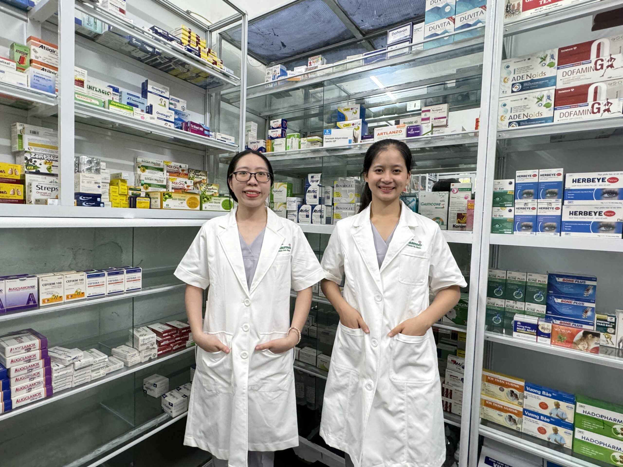 Nhân viên nhà thuốc tư vấn cho khách hàng về các loại máy xông khí dung