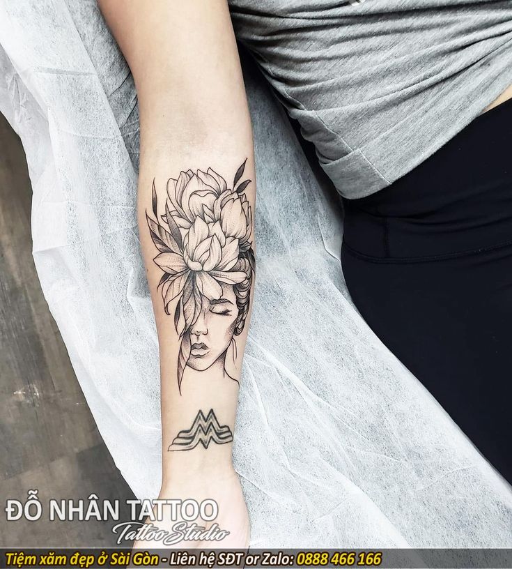 Hình xăm hoa văn tinh tế trên cánh tay