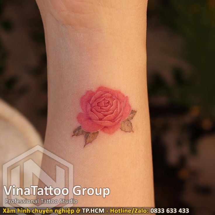 Hình xăm hoa hồng nhỏ trên cổ tay vị trí xăm kín đáo và tinh tế