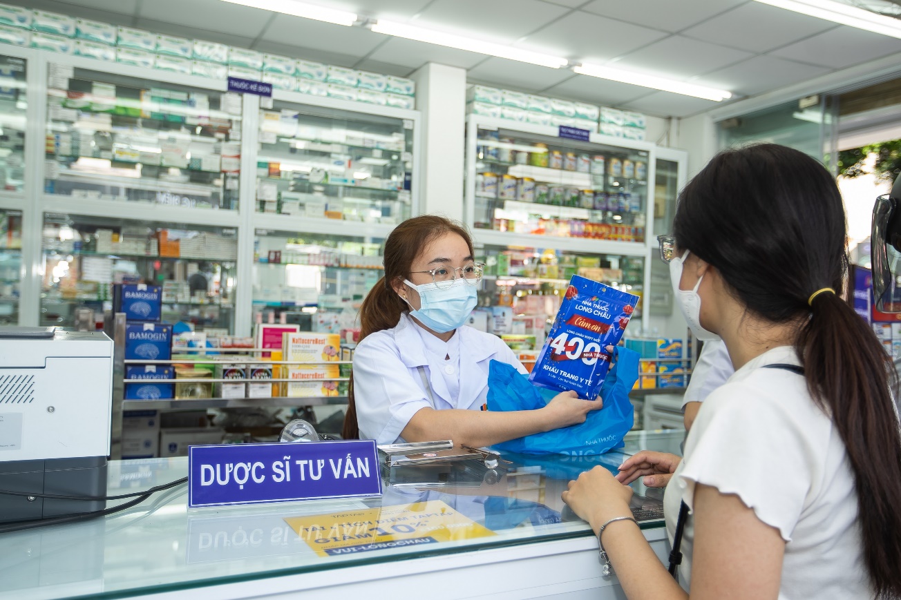 Dược sĩ Long Châu tư vấn tận tình cho khách hàng về máy đo huyết áp