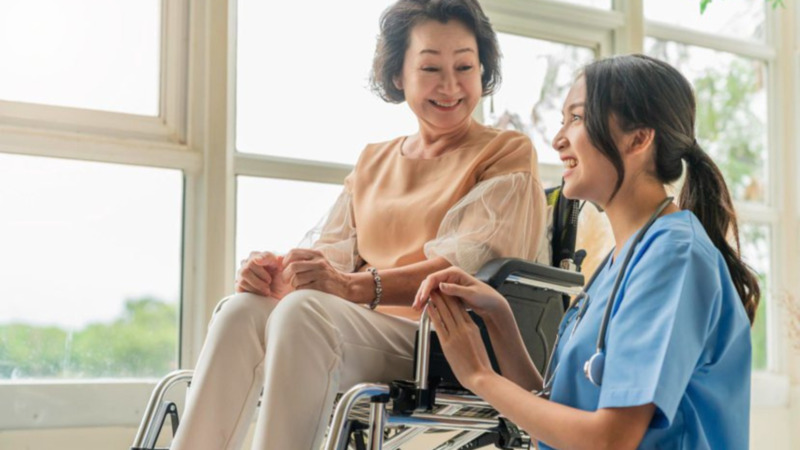 Điều dưỡng viên tận tâm chăm sóc người già mang lại niềm vui tinh thần