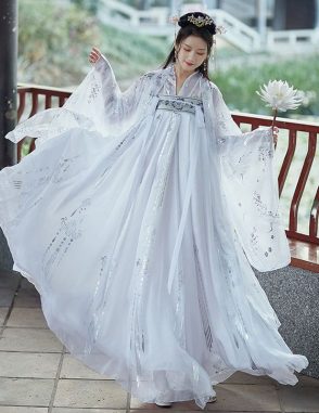 Hán phục lụa trắng mang lại cảm giác thanh thoát nhẹ nhàng
