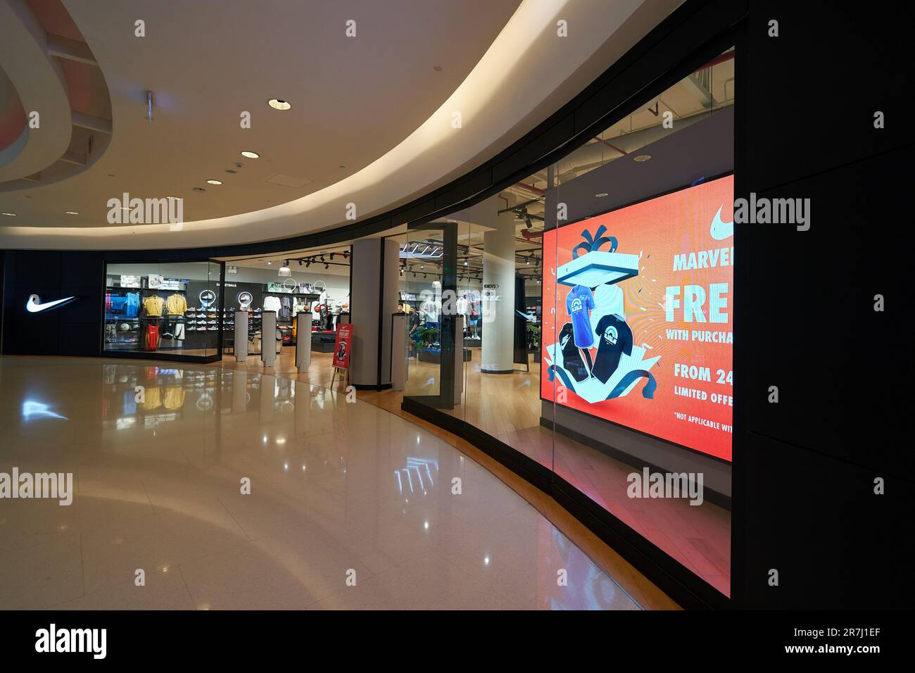 Không gian mua sắm hiện đại và chuyên nghiệp tại Nike Landmark 81