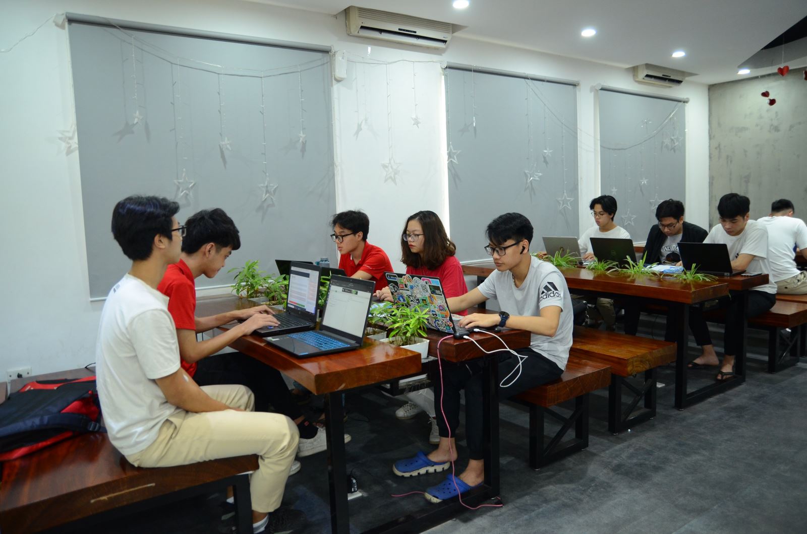 Học viên đang thảo luận và làm việc nhóm trong một dự án lập trình game thực tế