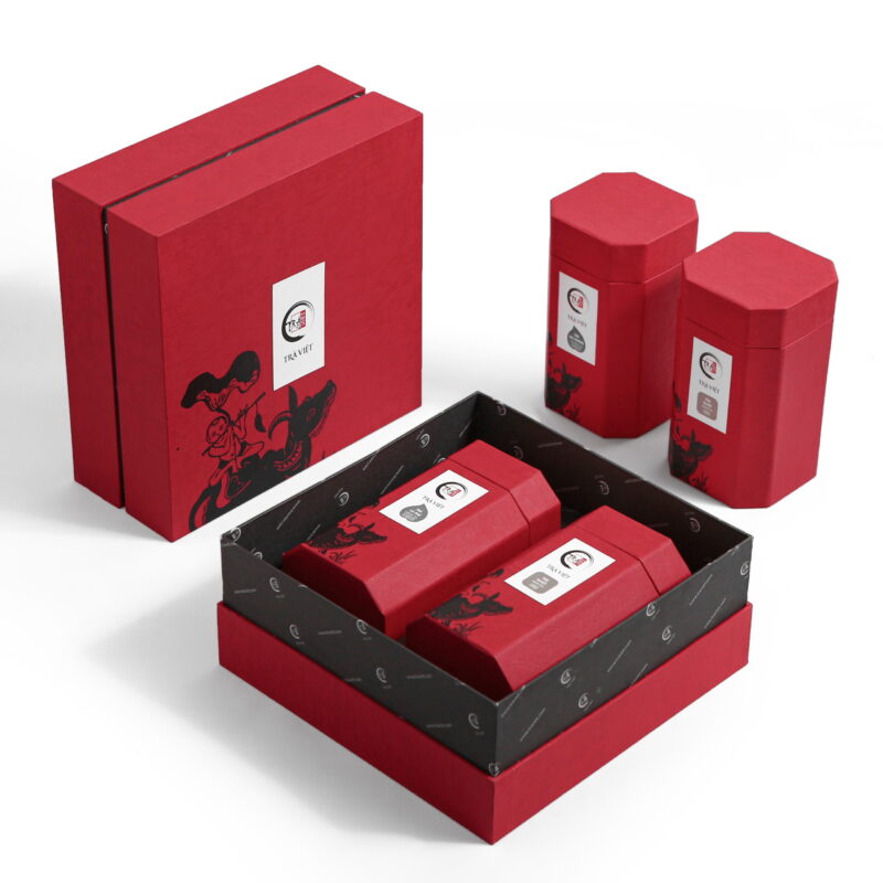 Một bộ lịch Tết cao cấp được thiết kế tinh xảo đi kèm với hộp trà hảo hạng