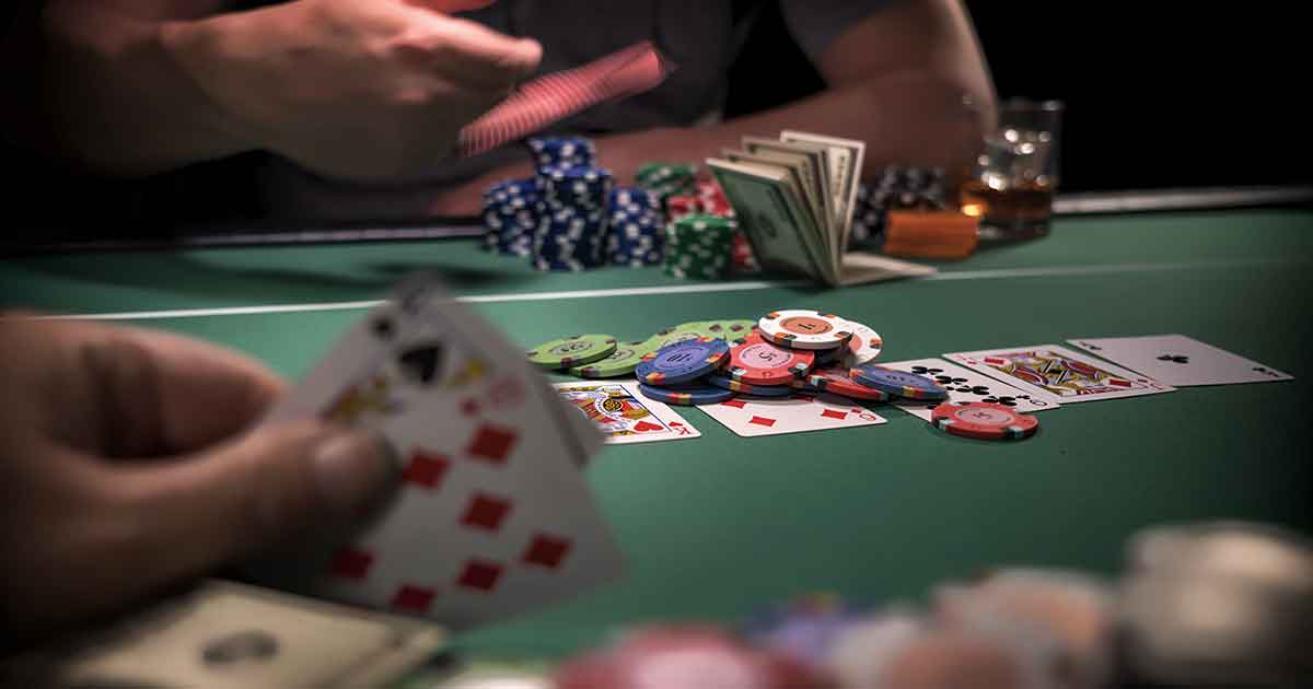 Người chơi poker đang tập trung cao độ vào ván bài