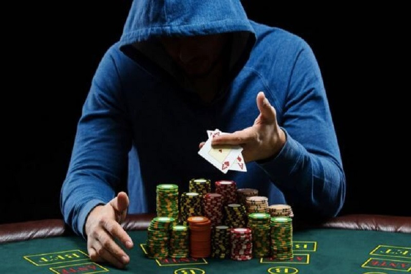 Người chơi poker tập trung quan sát đối thủ và ghi chép thông tin