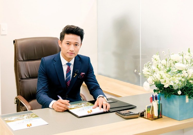 Doanh nhân trẻ ăn mừng thành công tượng trưng cho sự kiên trì và nỗ lực trong khởi nghiệp