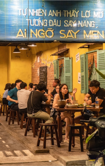 Bàn tiệc thịnh soạn với đủ món ăn vặt đường phố tại The Street