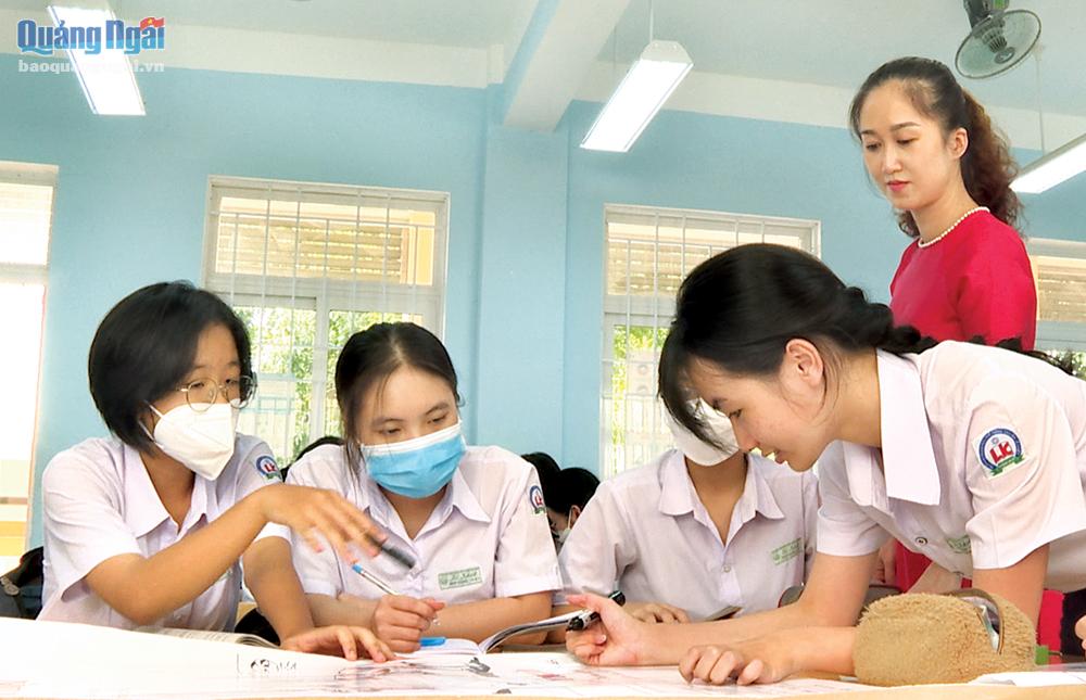 Học sinh trung học cơ sở đang tích cực thảo luận nhóm trong một lớp học hiện đại thể hiện tinh thần hợp tác và sáng tạo