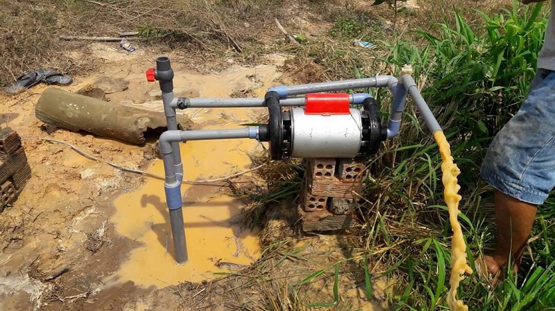 Đội ngũ kỹ thuật của Dịch vụ A đang thực hiện khoan giếng cho một hộ gia đình