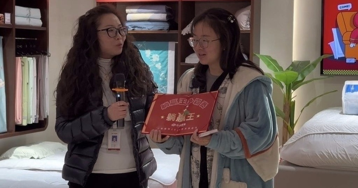 Mua sắm giày cao gót online vô cùng tiện lợi chỉ cần một chiếc điện thoại và kết nối internet