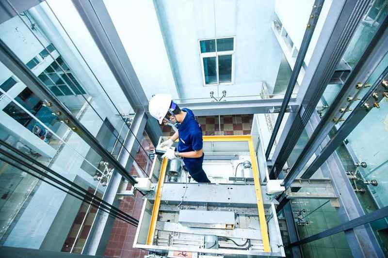 Kỹ thuật viên đang kiểm tra hệ thống phanh của thang máy đảm bảo hoạt động an toàn