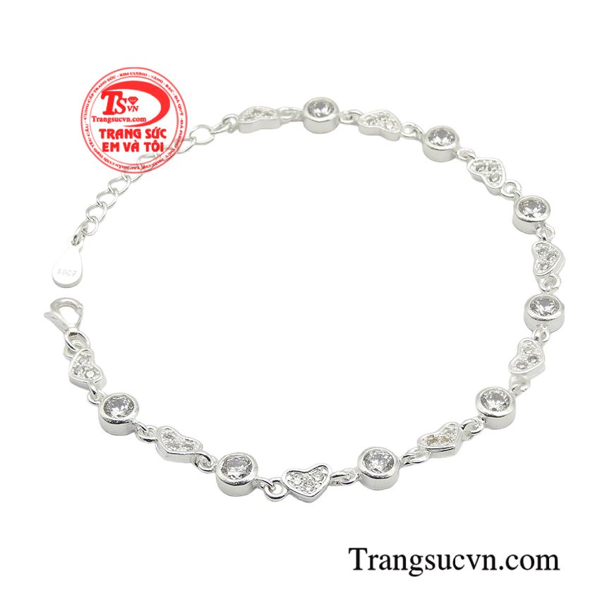 Một chiếc vòng tay bạc tinh tế phù hợp với phong cách tối giản