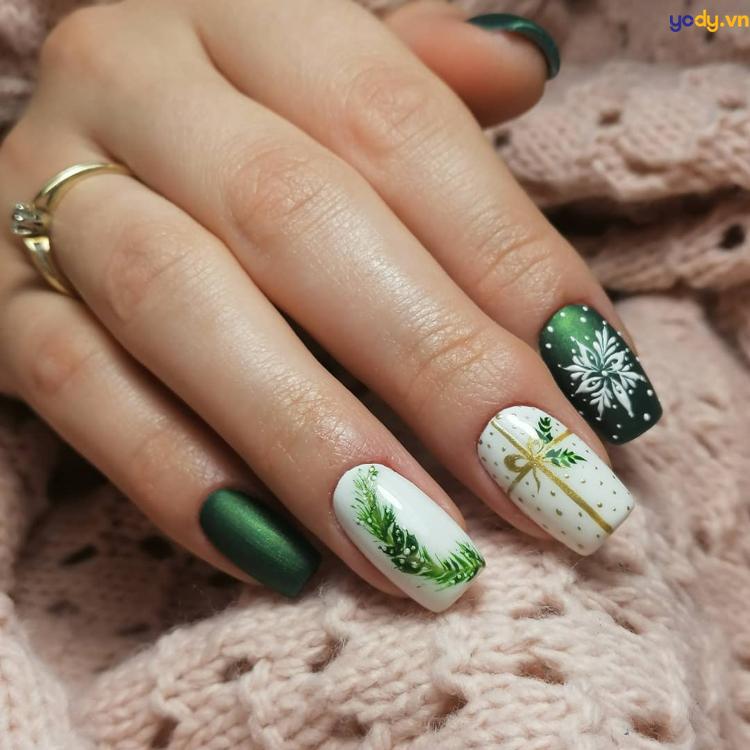 Mẫu nail box Giáng Sinh với hình ảnh cây thông Noel xanh lá và các chi tiết trang trí đáng yêu