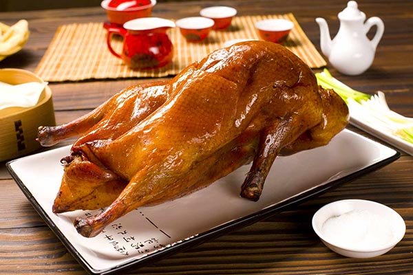 Vịt quay Bắc Kinh với lớp da giòn tan màu vàng óng ánh