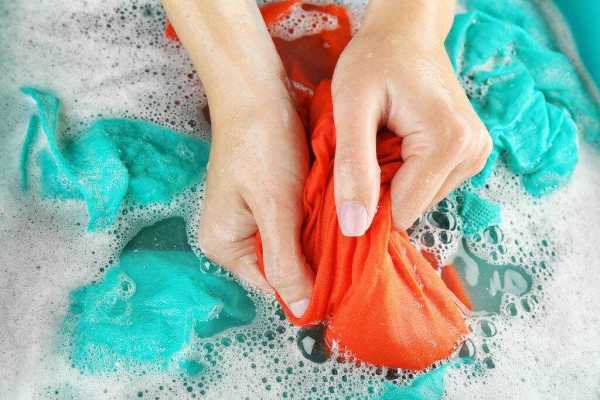 Giặt quần áo sơ sinh bằng tay với nước giặt chuyên dụng