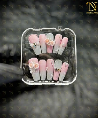 Mẫu nail box với thiết kế hoa nổi 3D tinh xảo