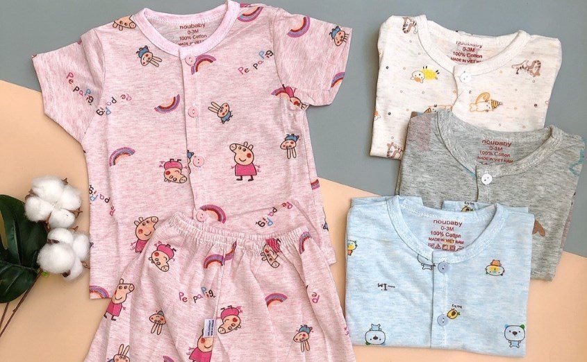 Mẹ bầu cẩn thận lựa chọn quần áo sơ sinh với chất liệu cotton mềm mại an toàn cho làn da bé