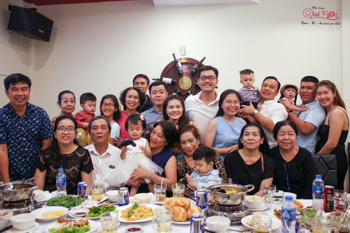 Bàn tiệc tất niên ấm cúng tràn ngập tiếng cười và những món ăn ngon