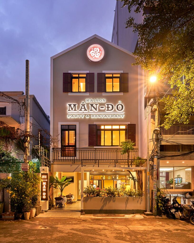 Kiến trúc Pháp cổ điển lãng mạn tại nhà hàng Maison Mận Đỏ