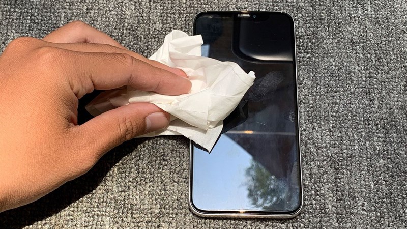 Người dùng cẩn thận lau chùi điện thoại bằng khăn mềm để loại bỏ bụi bẩn