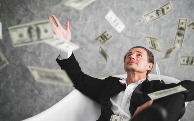 Một người đàn ông đang cân nhắc chi phí thuê thám tử tư