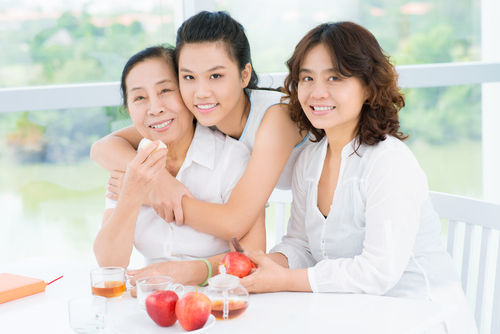 Hình ảnh minh họa sự an tâm khi người thân được chăm sóc chu đáo tại nhà