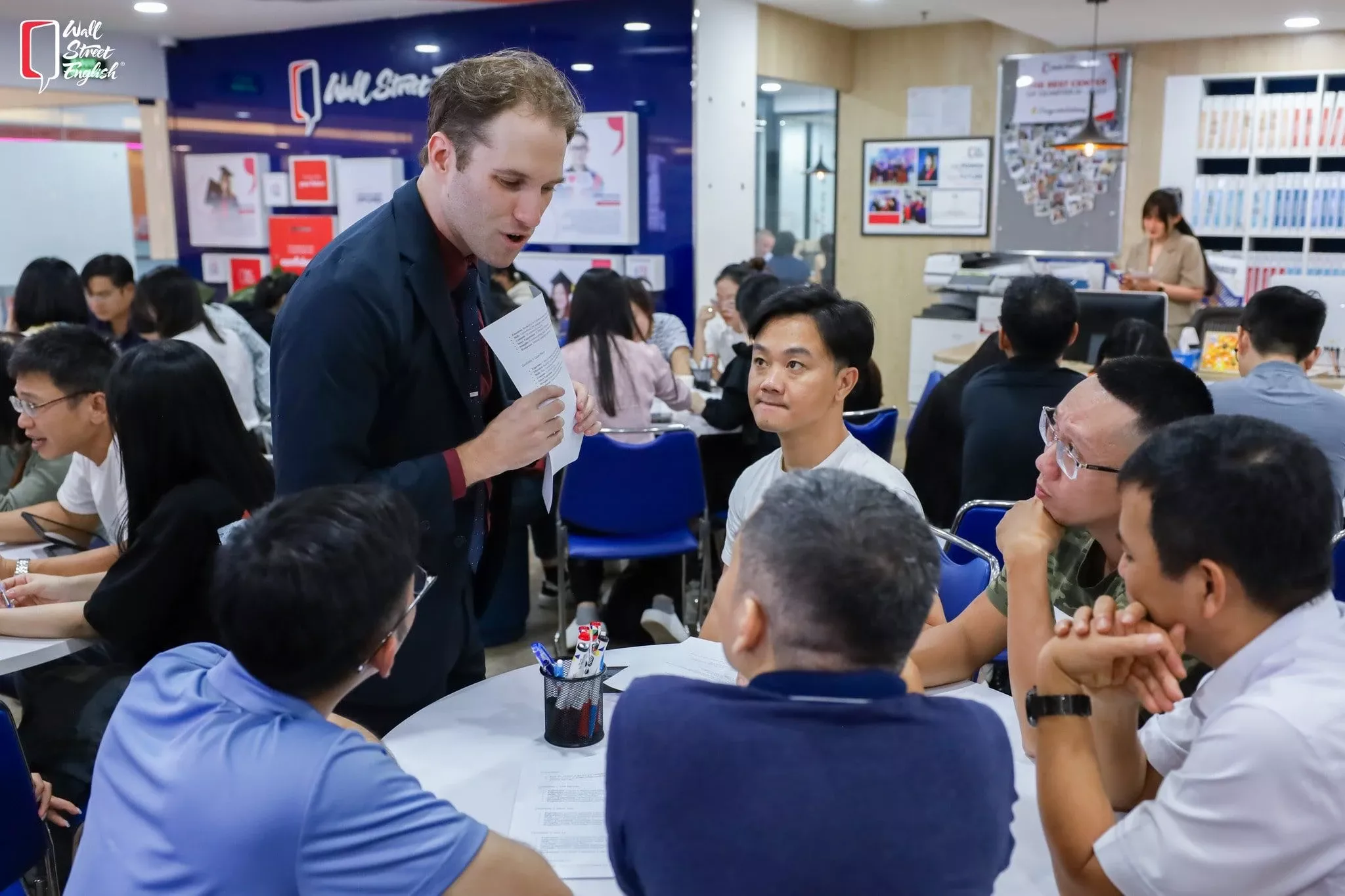 Học viên Wall Street English đang thảo luận nhóm trong giờ học