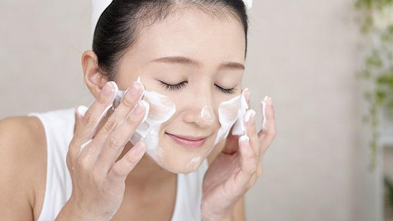 Rửa mặt nhẹ nhàng với sữa rửa mặt phù hợp với loại da