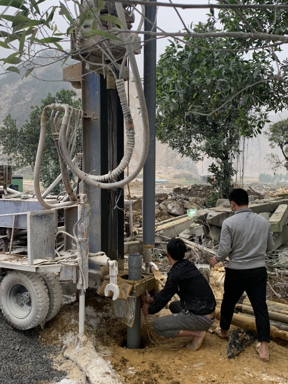 Máy khoan giếng công nghiệp đang thi công giếng có đường kính lớn