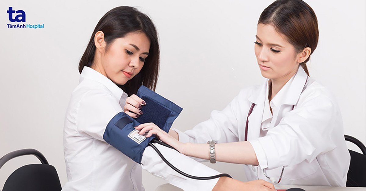 Bác sĩ tư vấn cho bệnh nhân về cách chọn máy đo huyết áp phù hợp với tình trạng sức khỏe