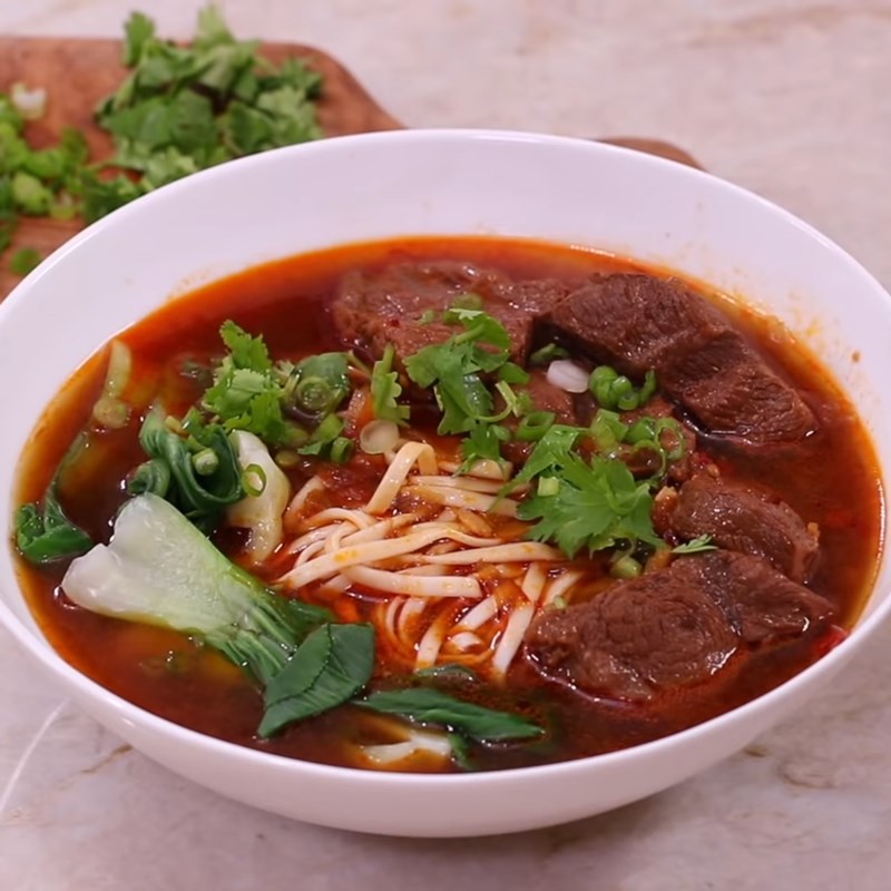 Tô mì bò Đài Loan ngon mắt với nước dùng đậm đà thịt bò mềm và sợi mì dai