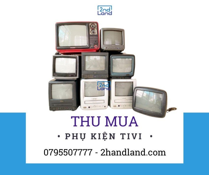 Người mua và người bán đang trao đổi về giá cả của chiếc tivi cũ