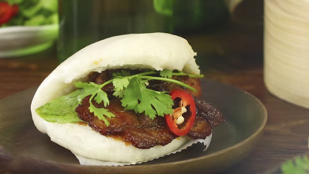 Bánh bao kẹp thịt Gua Bao  món ăn đường phố nổi tiếng của Đài Loan