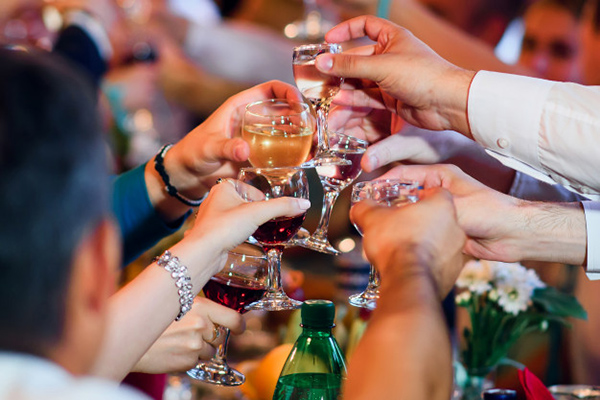 Nâng ly chúc mừng gắn kết tinh thần đồng đội trong buổi tiệc tất niên