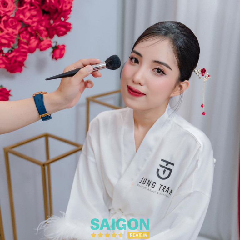 Khách hàng chia sẻ trải nghiệm makeup Douyin trên mạng xã hội